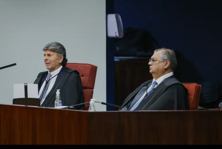 Julgamento de Bolsonaro: Dino quebra protocolo e Fux reclama.
