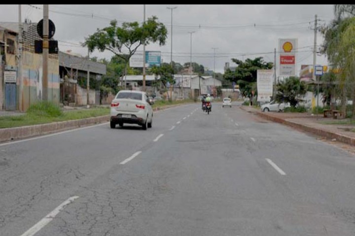 Motorista com o carro cheio de drogas começa a fazer manobras perigosas na Via Expressa.