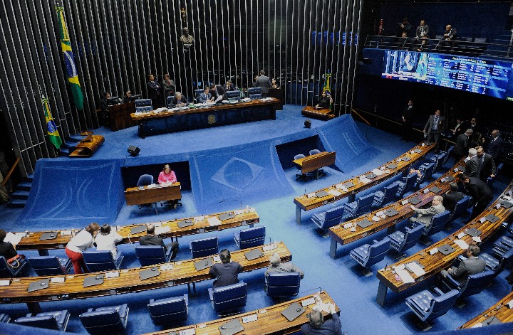 Senado aprova projeto que isenta de IR quem ganha até R$ 5 mil.