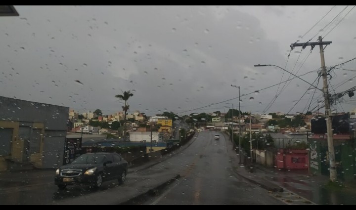Alerta para ventos intensos em dezenas de cidades de Minas.