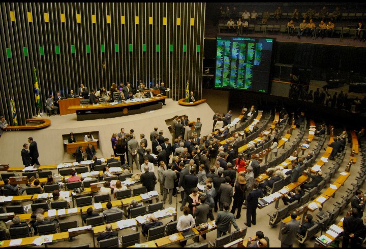 Câmara aprova isenção do IR para quem ganha até R$ 5 mil reais.