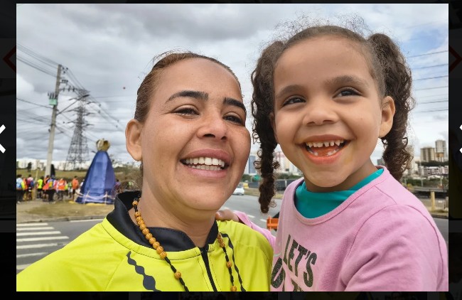 Pagadores de promessas caminham até Aparecida.