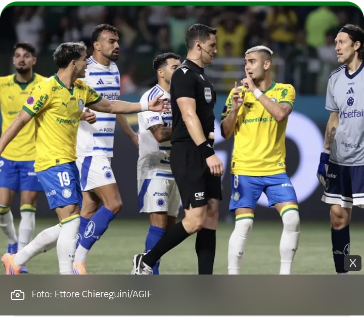 Palmeiras não aproveita a vantagem numérica e fica no empate com o Cruzeiro.