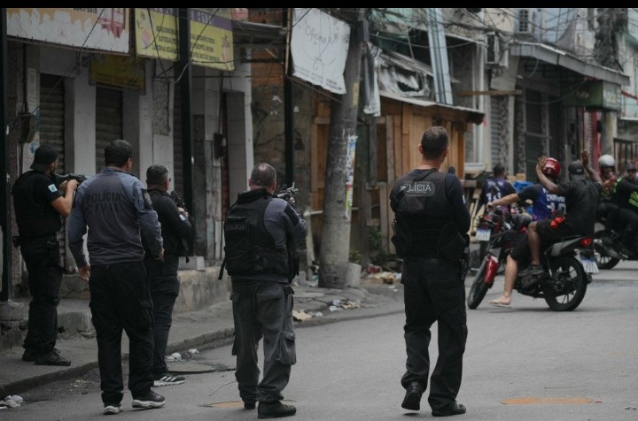 Mais de 70 corpos achados após ação policial no Rio.