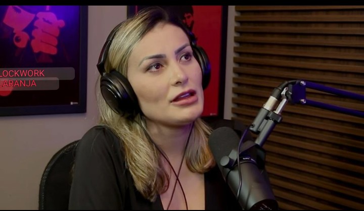 Urach fala sobre filme quente do pai com outro homem e faz revelação.