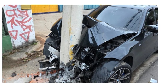 BMW bate em poste em BH e deixa 3 pessoas feridas.