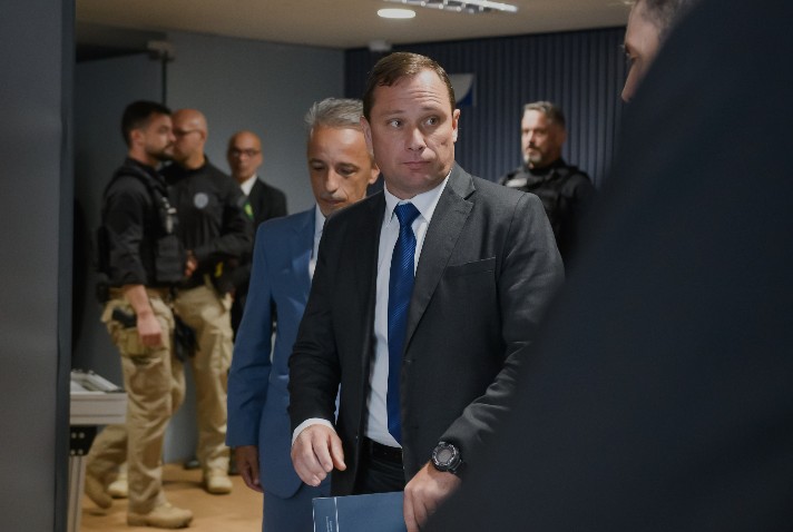 Cid tira tornozeleira e começa a cumprir pena por tentativa de golpe de estado.