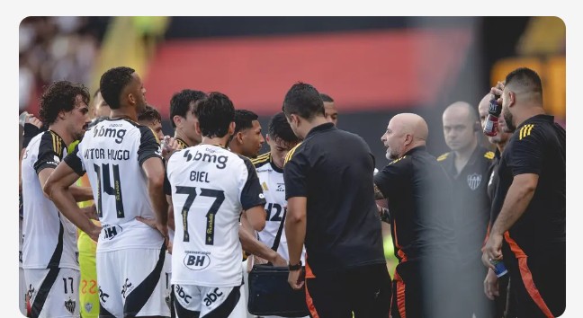 Atlético vence o Sport com virada incrível e se afasta da zona da degola.