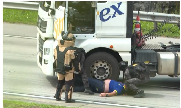 Caminhão sequestrado no Rodoanel de São Paulo tem motorista passando mal e simulação de bomba.