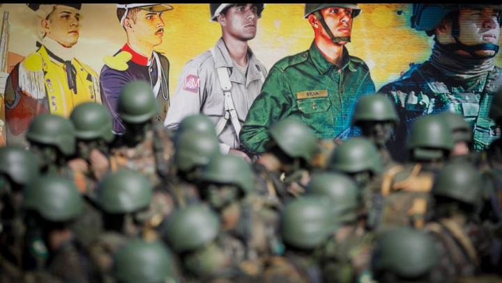 Homem se passa como falso major do exército e ameaça companheira com arma.