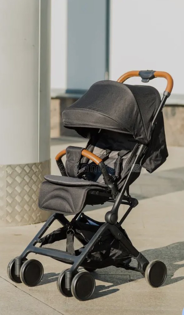 Adolescente esconde arma dentro de carrinho de bebê.