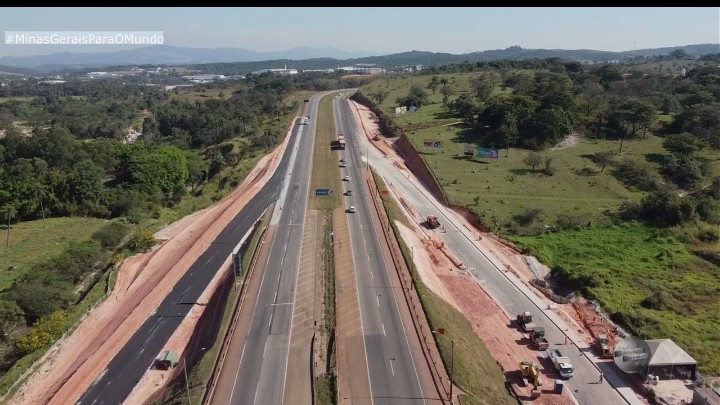 Acidente entre moto e caminhão na BR 381 deixa uma pessoa morta em Betim.