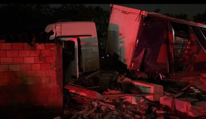 Carreta desgovernada atinge casas as margens do Anel Rodoviário