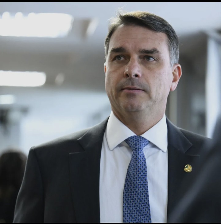 Flávio Bolsonaro descarta Zema da vaga de vice em sua chapa