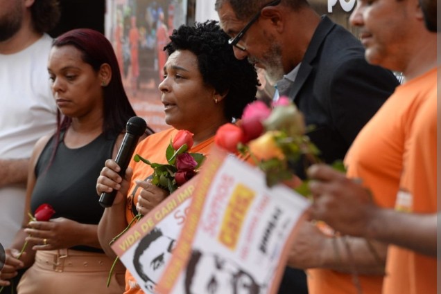 Viúva do gari Laudemir, participa do movimento de greve em BH
