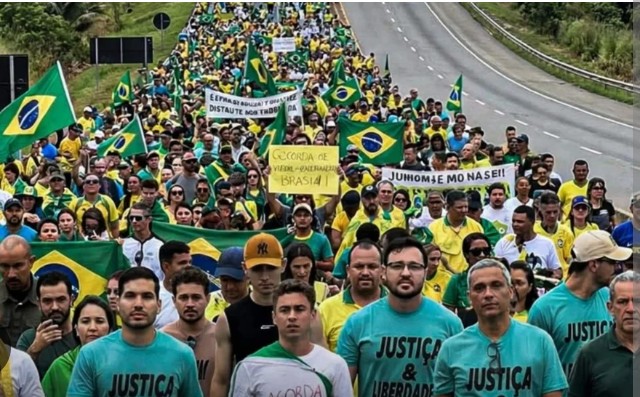 Manifestantes chegam a Brasília para ato pró-Bolsonaro