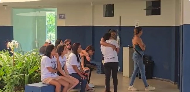 Velório de menina assassinada em padaria é marcado por dor e revolta