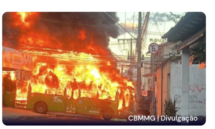 Pegou fogo: Ônibus fica em chamas e atinge a rede elétrica em Contagem