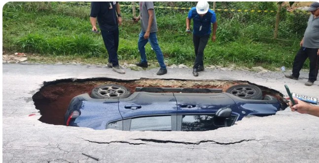 Asfalto cede e “engole” carro em Contagem