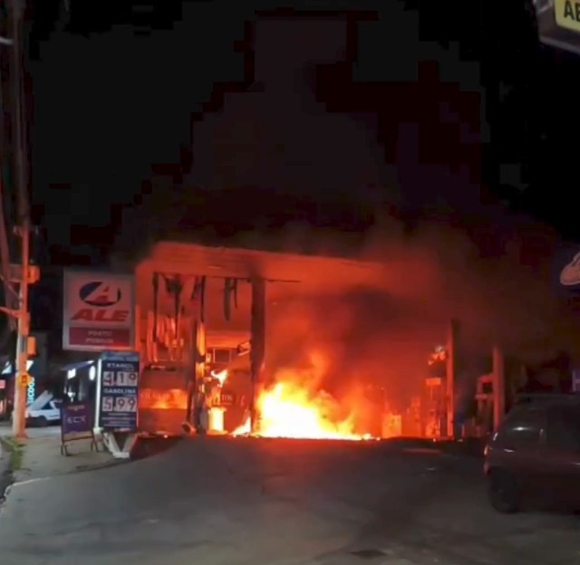 Impressionante: Homem em fuga da polícia no Justinópolis, bate em bomba de gasolina e explode posto