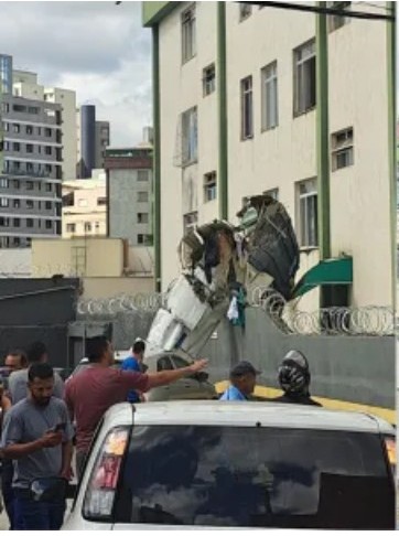 Acidente com avião em BH teve dois mortos confirmados pelo Corpo de Bombeiros