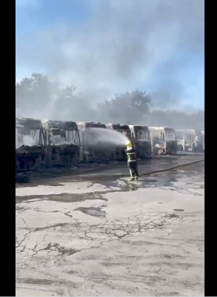 Incêndio em garagem no Dom Cabral, destrói dezenas de ônibus do transporte público de BH